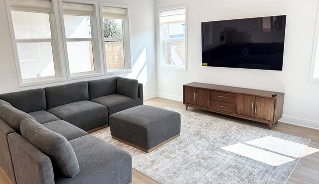 Brilliant 5-bedroom house in vibrant Irvine with High End Amenities and Parks