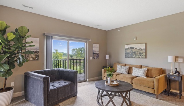 Brilliant Ground Floor End Unit Wooded Privacy & Convenience