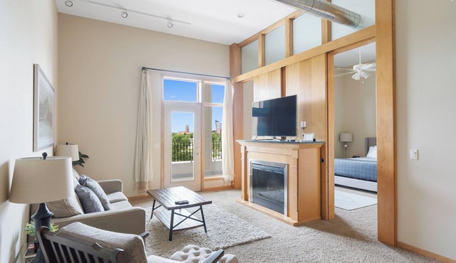 Brilliant Penthouse Loft Tall Ceilings & Elevator Walk to Entertainment!