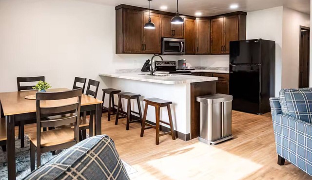 Brillion 2‑Bedroom Suite w/Full Kitchen Near Ariens – Unit #4