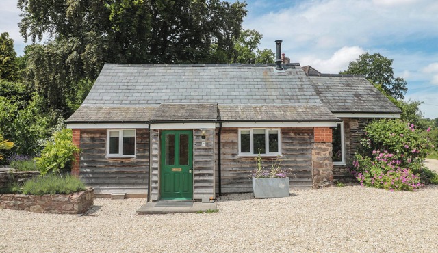 BRIMLEY BARN, pet friendly, character holiday cottage in Milverton
