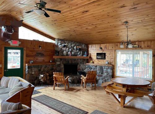 Brimley Lodge/Sleeps 36/Snowmobile & ORV Trail