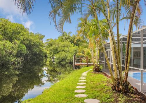 Bring Snacks and Relax! Waterfront, Heated pool, Cribs, Pets, Rods, BBQ