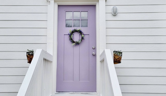 Bring the Dog! Close to Downtown & Airport