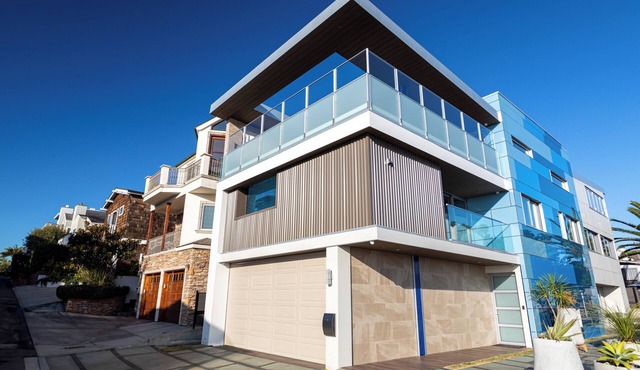 Bring the family to this spacious 7 bedrooms/7 bath home in Manhattan Beach