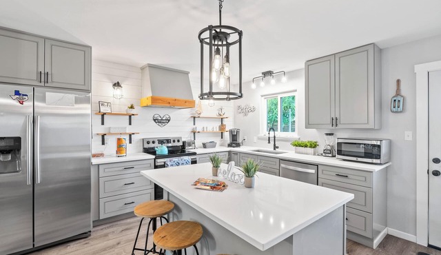 Bring the Family and Pets! 3BR Near Beaches Dining & Shops with a Fenced Yard!