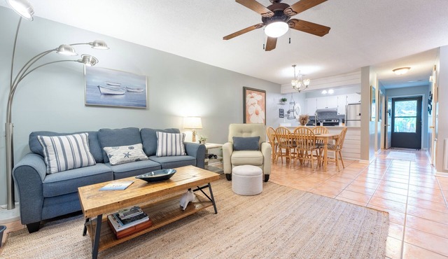 Bring the pets! Central to beach, 5 star dining, music, +. 3 beds, bikes incl!