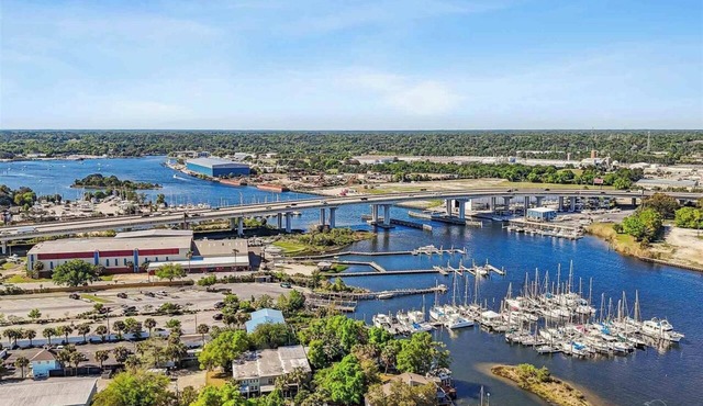 Bring the pup & boat! Historic 2 bedroom, 2.5 bath waterfront town-home w/dock.