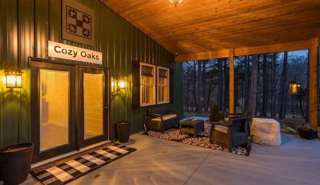 Bring the Pups! Cozy Oaks Barndominium with Hot Tub & Fire Pit