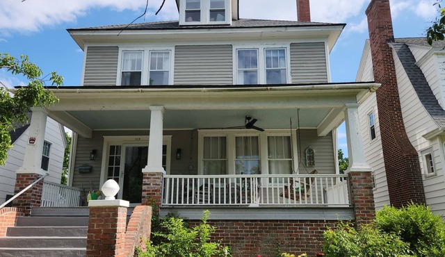 Bring the whole family to the Summer House. 6 bedroom, 2 bath sleeps 12.