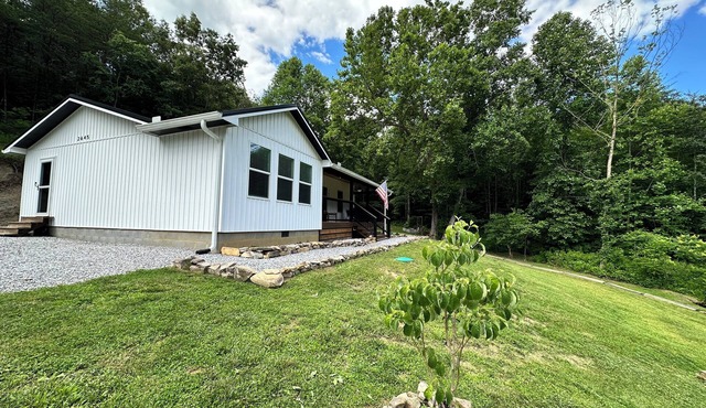 Bring the whole family! Pets welcome! 20 minutes to LMU.