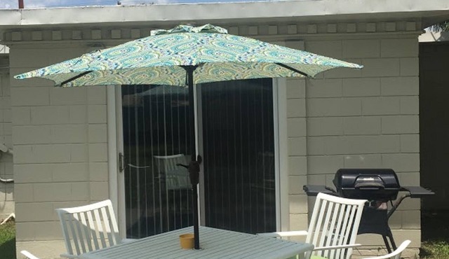 Bring your best friend to the beach - 2 Bedroom, 1 Bath pet friendly bungalow!