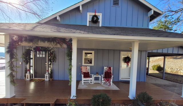 Bring your boat or jetskis and launch on site! Wood burning fireplace!