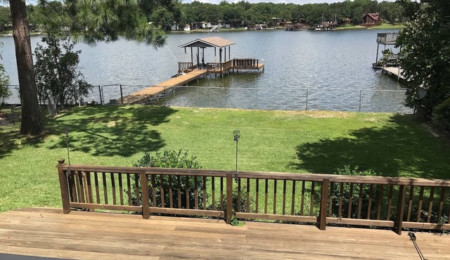 Bring your boat! Pet friendly - Lakefront house on Cedar Creek Lake.