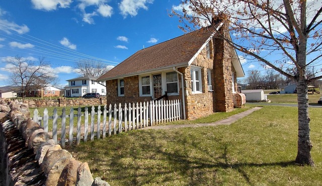 Bring your doggie! Fenced yard! Lovely private 3br cottage!