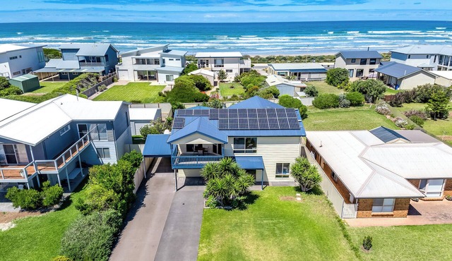 Bring Your Family Bring Your Friends. 300m walk to popular Beach