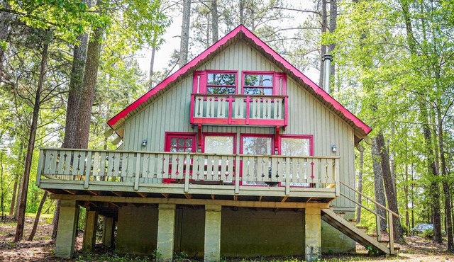 Bring your fur-baby and enjoy this beautiful Chalet overlooking Lake Innsbruck!