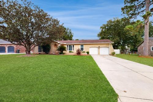 Bring Your Pup! Goose Creek Home with Private Pool