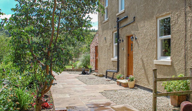 BRINKS VIEW COTTAGE, pet friendly, with open fire in Hope