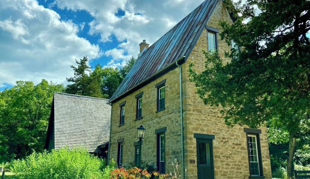 Brisbane House: Historic Stone House & Adjoining "Summer Kitchen" Bedrooms