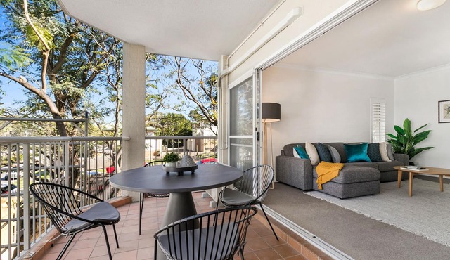 Brisbane Riverside Spacious 2-Bed Near Mall