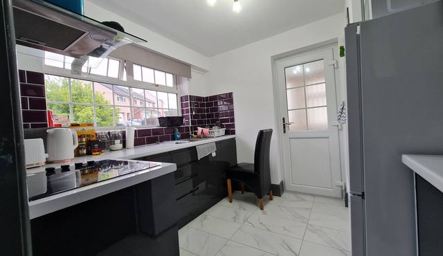 Bristol 2-bed Bungalow, Sleeps 4, Parking