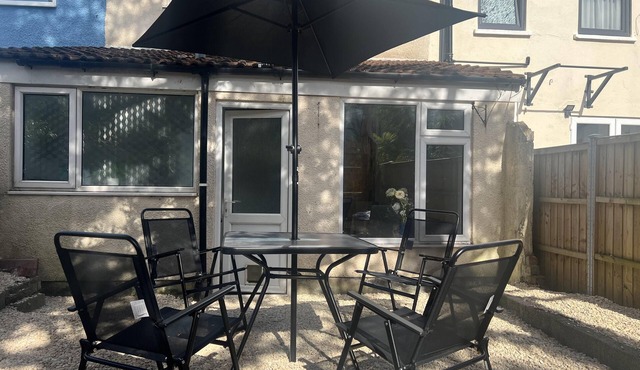 Bristol - 4 Beds - Sleeps 7 - For Groups - Garden