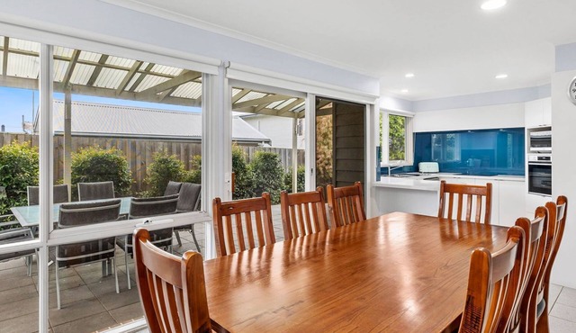 Bristol Beach House - A stylish, family friendly retreat in Torquay