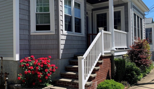 Bristol Breeze Retreat, 3 BR, 3 bath home in gorgeous downtown Bristol, RI