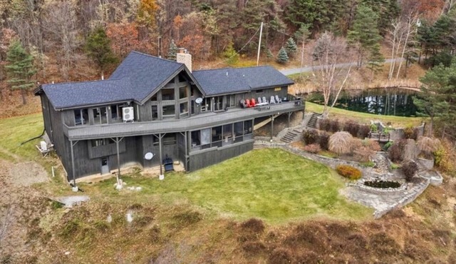 Bristol Lights Lodge - Unbelievable Mountain View on 12 acres!