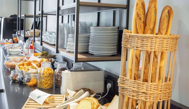 Brit Hotel Caen Nord - Mémorial