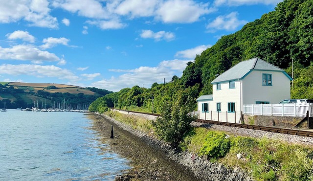 BRITANNIA CROSSINGS COTTAGE, family friendly in Dartmouth