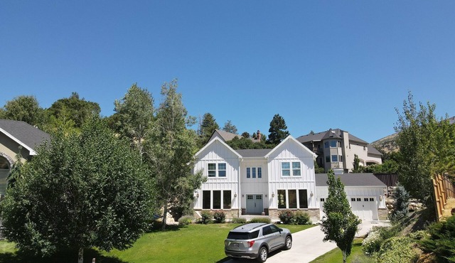 British style Farmhouse inthe foothills of Provo. Beautiful home. Ski area.