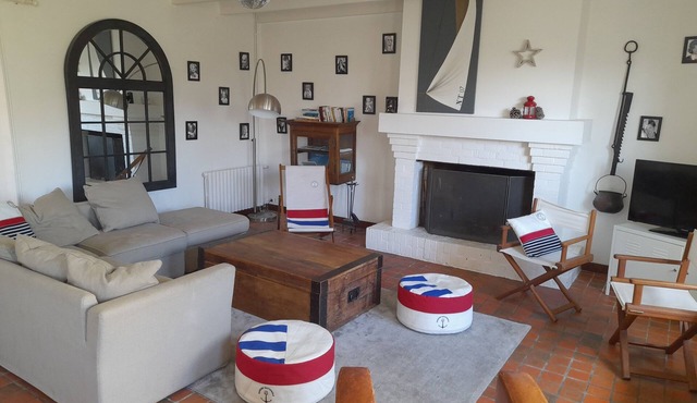 BRITTANY. Captain's house. Walking distance to the beach.