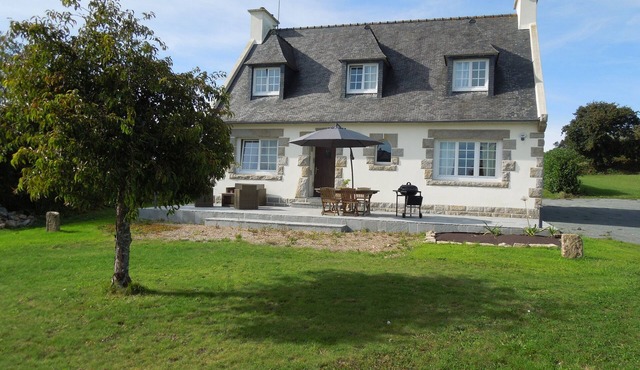Brittany house nestled in lush greenery 2.5km from the sea for 2 to 8 people