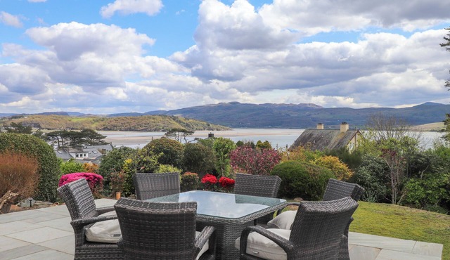 BRO GWYLAN, pet friendly, character holiday cottage in Porthmadog