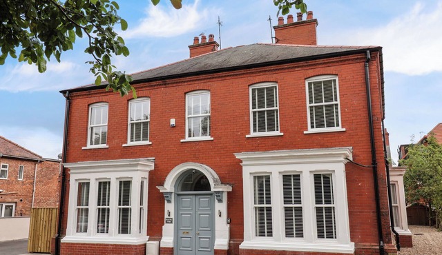 BROAD BAY LODGE, family friendly, with hot tub in Bridlington