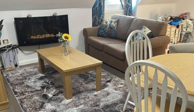 Broad Oak Stays – 2BR Flat for 6 with Parking