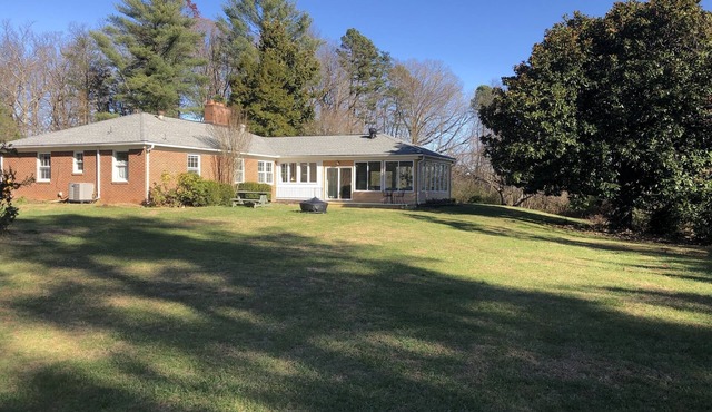 Broad Reach Secluded cottage with open living space, sunset deck, big yard