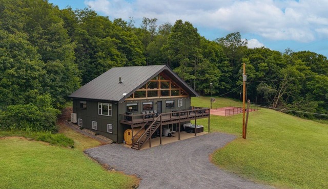 Broad Top Cabin | Pond + Putting Green + Sauna, Perfect for Groups