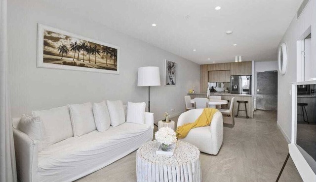 Broadbeach Elegant apartment with views!