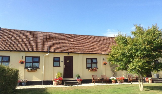 BROADCLYST COTTAGE, pet friendly, with pool in Ottery St Mary