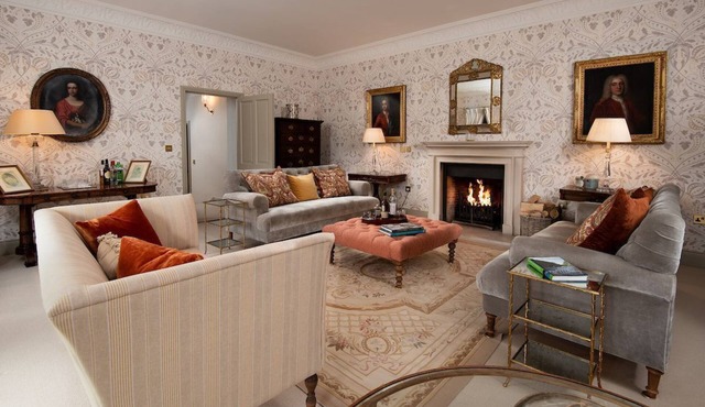 Broadgate Farmhouse - sleeps 8 in 4 bedrooms