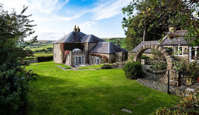 Broadgate House & Steading - sleeps 12 guests in 6 bedrooms