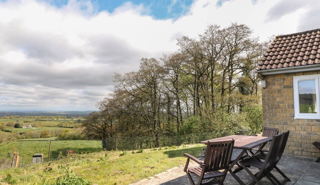 BROADLANDS BUNGALOW, family friendly in Combe St Nicholas