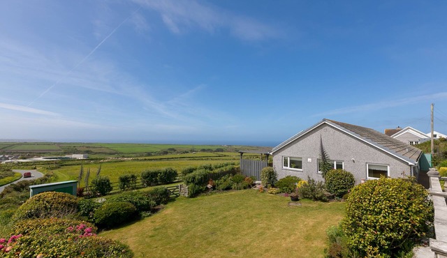 BROADLANDS, pet friendly, country holiday cottage in St Just