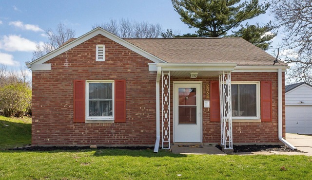 Broadlawn Bungalow - 2BR/1 Bath w pullout