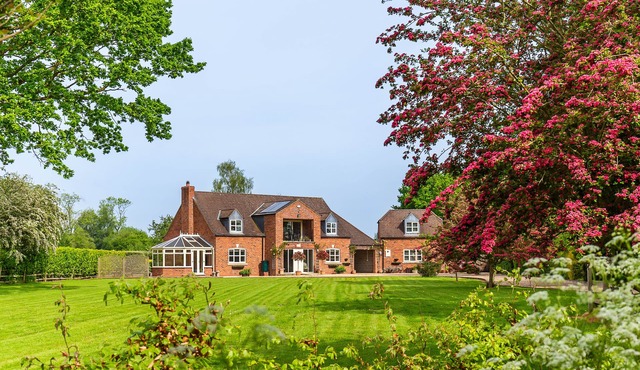 BROADLEAF LODGE, pet friendly, with open fire in Skellingthorpe