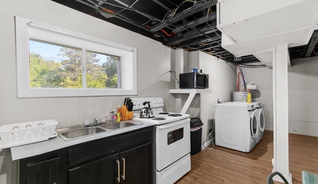 Broadmoor Bungalow - Unit B