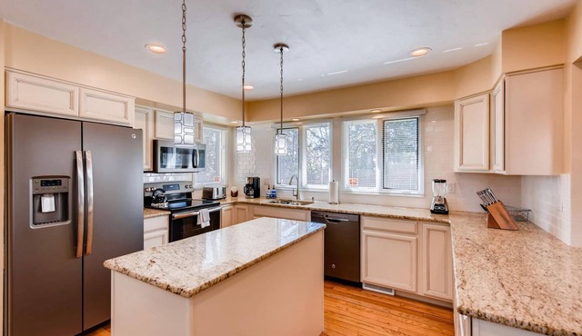 Broadmoor Estate ✩ HotTub & Fire Pit ✩ Prime Location